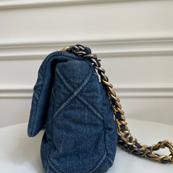 CHANEL 19 SMALL - Picture 9 of 10